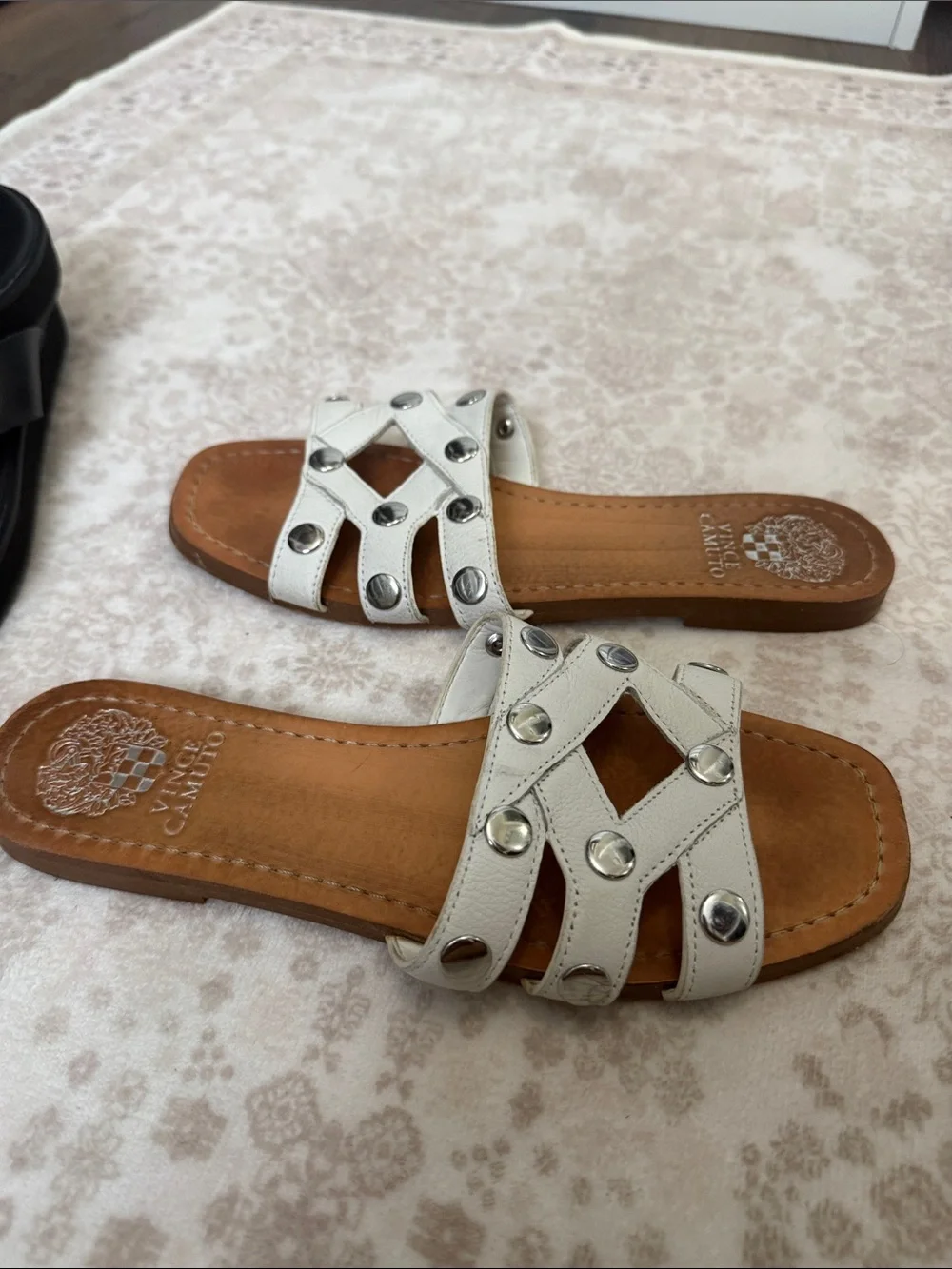 Vince camuto snadal